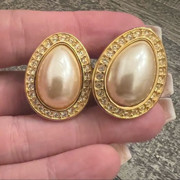 Signed Napier Vintage Faux Pearl Teardrop Screw Clip On Earrings - Picture 3 of 7
